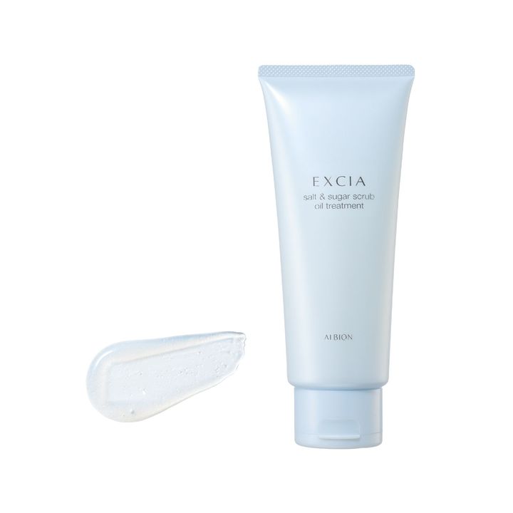 スクラブで磨き上げるから、洗い流したあと肌はすべすべに。脂肪分解を促すセサミ油入りで、むくみがちな脚のケアにも最適。ソルト&シュガースクラブ オイルトリートメント 200g ￥6,600／EXCIA(アルビオン)