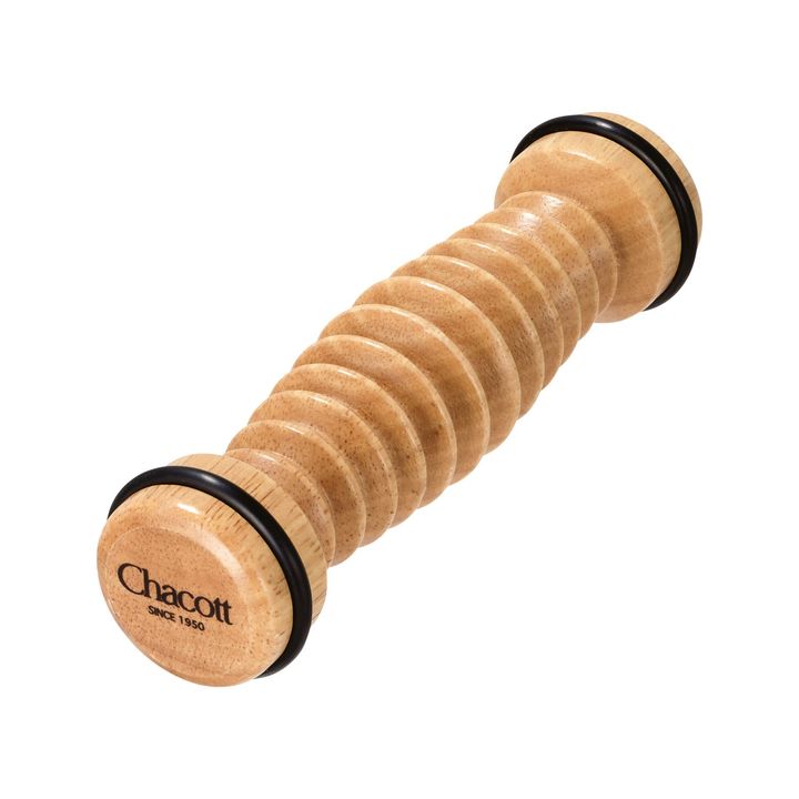 足裏やふくらはぎをのせてコロコロすると、自重で簡単にほぐしが叶う便利なローラー。ウッドローラーミニ 0001 ￥2,200／チャコット