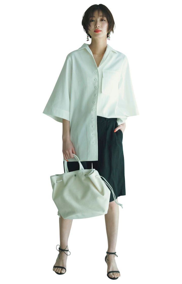 バッグ［H29×W60×D17］ ¥27,900（トゥティエ） シャツ¥42,900（ガブリエル リー／ジャーナル スタンダード レサージュ 丸の内店） ショートパンツ¥24,200（ティッカ） クリアビーズネックレス¥45,100（マッソーズ・アンド・マッソーズ／ショールーム ロイト）ゴールドネックレス¥37,840（シエナロゼ／シエナロゼ表参道ヒルズ店） ピアス¥13,200（リサシー／ピモンテ） サンダル￥66,000（ネブローニ）