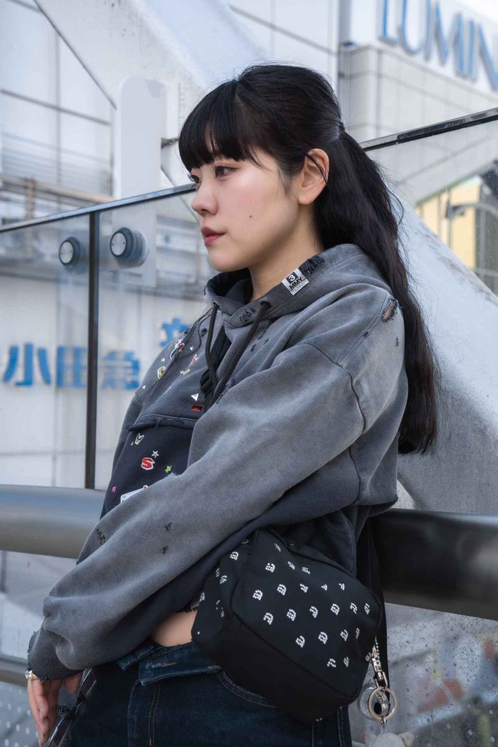 画像4: 細めのデニムとシックなブーツでバランスを整える！