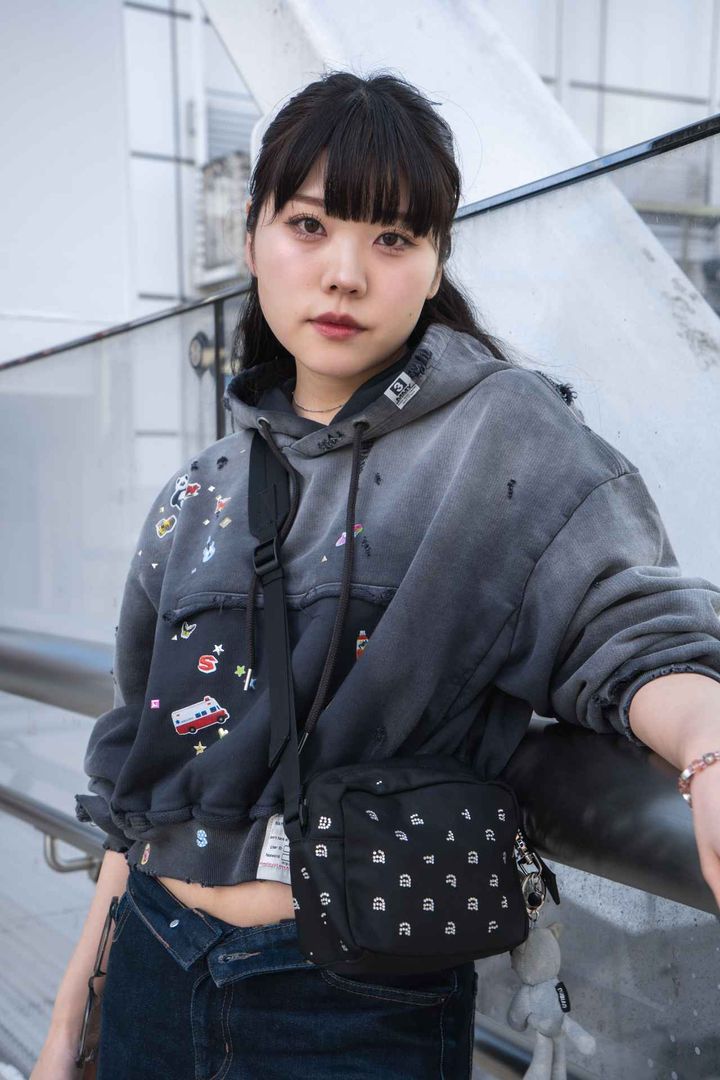 画像2: 細めのデニムとシックなブーツでバランスを整える！