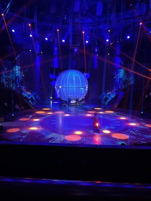 上海雑技団のアクロバティックなショー