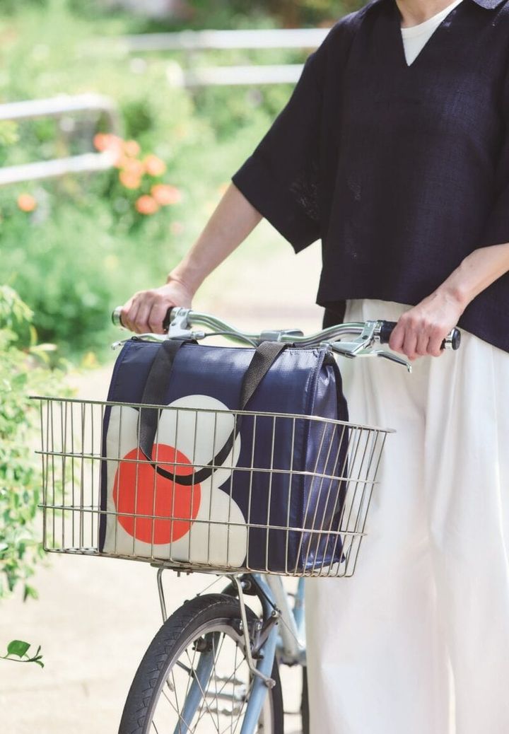 自転車のかごに入るサイズの、オーラ・カイリーの保冷バッグ