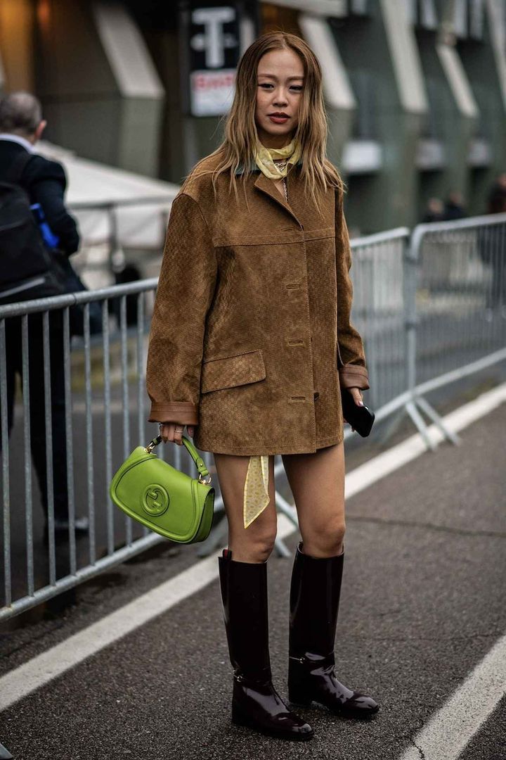 画像: デイジー模様の帯状スカーフが好アクセント！