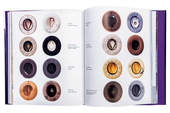 著名クリエイターがサインしたハットをずらり