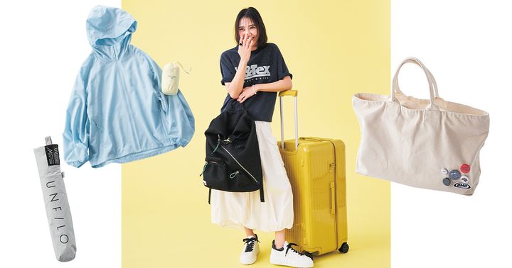 UVパーカや日傘やカジュアルトートとロゴTと白スカートに黒リュックを持った岡本あずささん