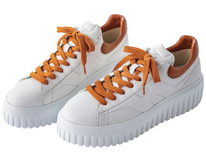 HOGANの踵と靴紐がキャメルの厚底白スニーカー
