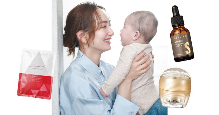 赤ちゃんを抱っこする辻元舞さんと愛用コスメ