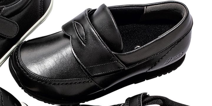 アシックスの子供向け黒シューズ