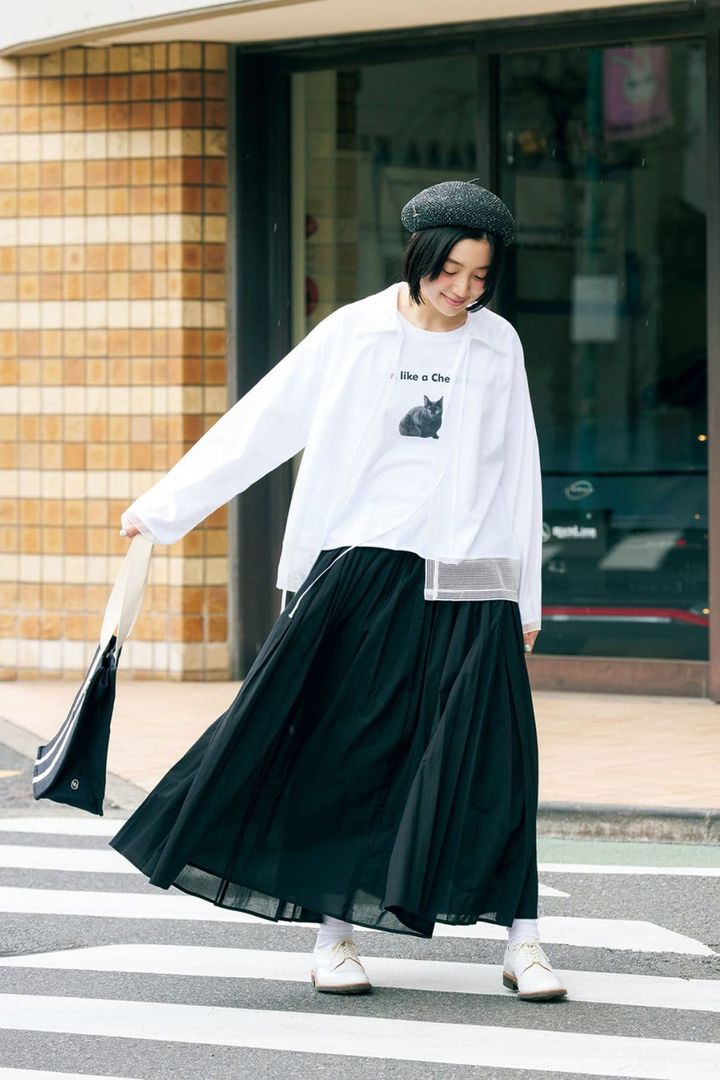 【モノトーンコーデ】白トップスと黒スカートのコントラストを楽しむ