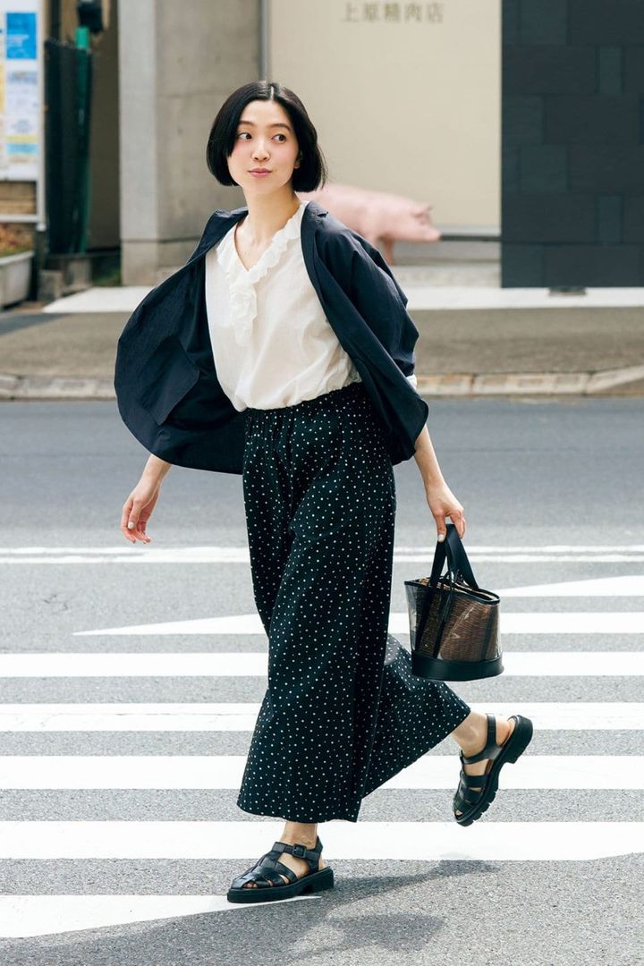 【モノトーンコーデ】黒コーデに白ブラウスで甘さをプラス