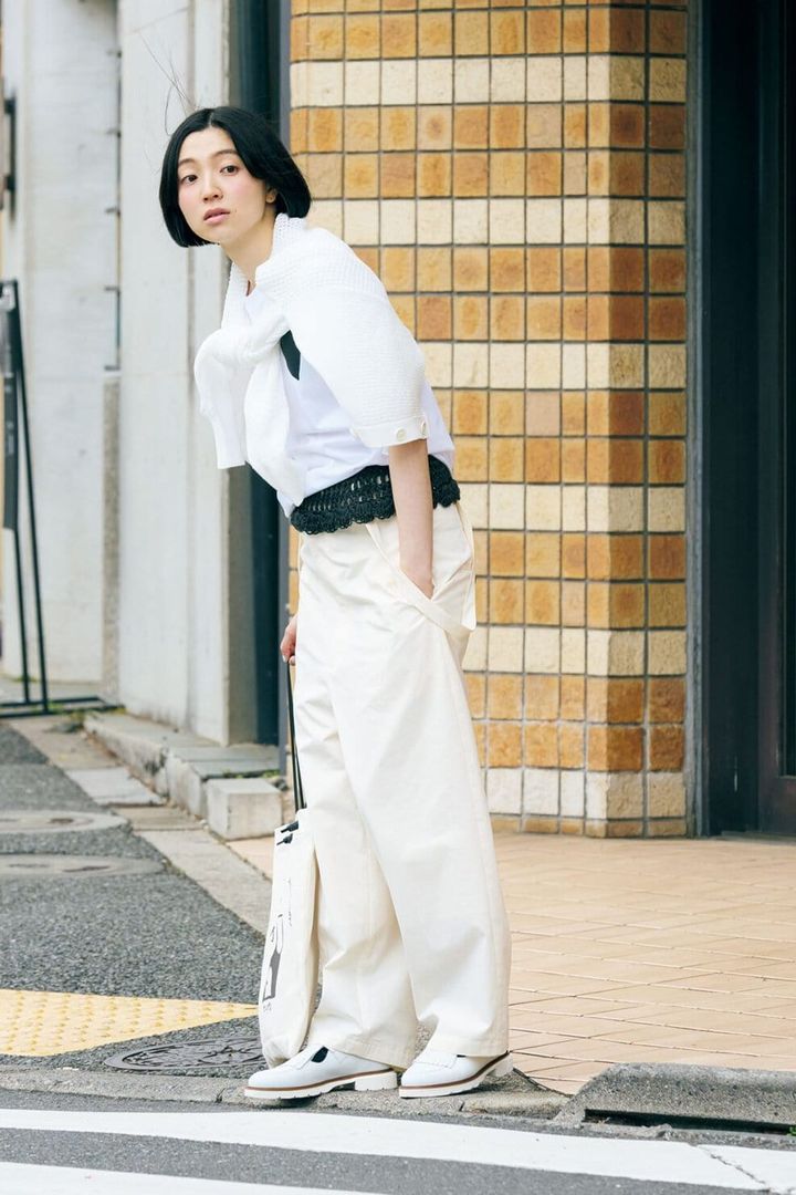 【モノトーンコーデ】白コーデに少しの黒でアクセントをプラス