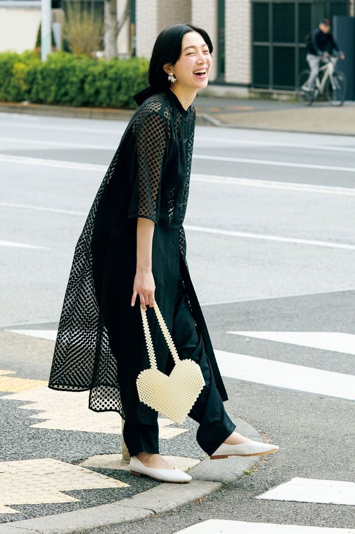 【モノトーンコーデ】黒のワントーンに白小物でアクセント