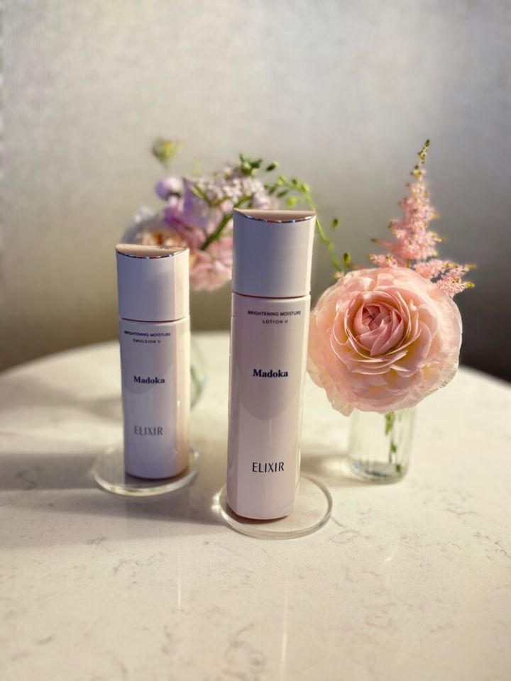 名前入りのブライトニングモイスチャーローション（化粧水）、ブライトニングモイスチャーエマルジョン（乳液）のボトル