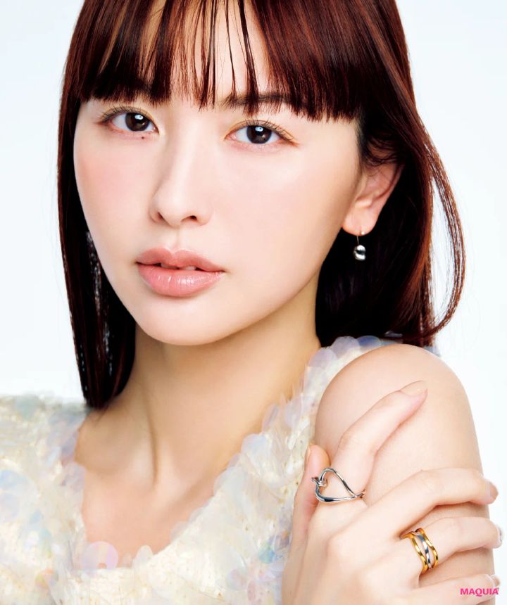 鈴木えみさんの愛用スキンケアを公開！ “羨望の美肌”を支える化粧水、クリーム、シートマスクは？