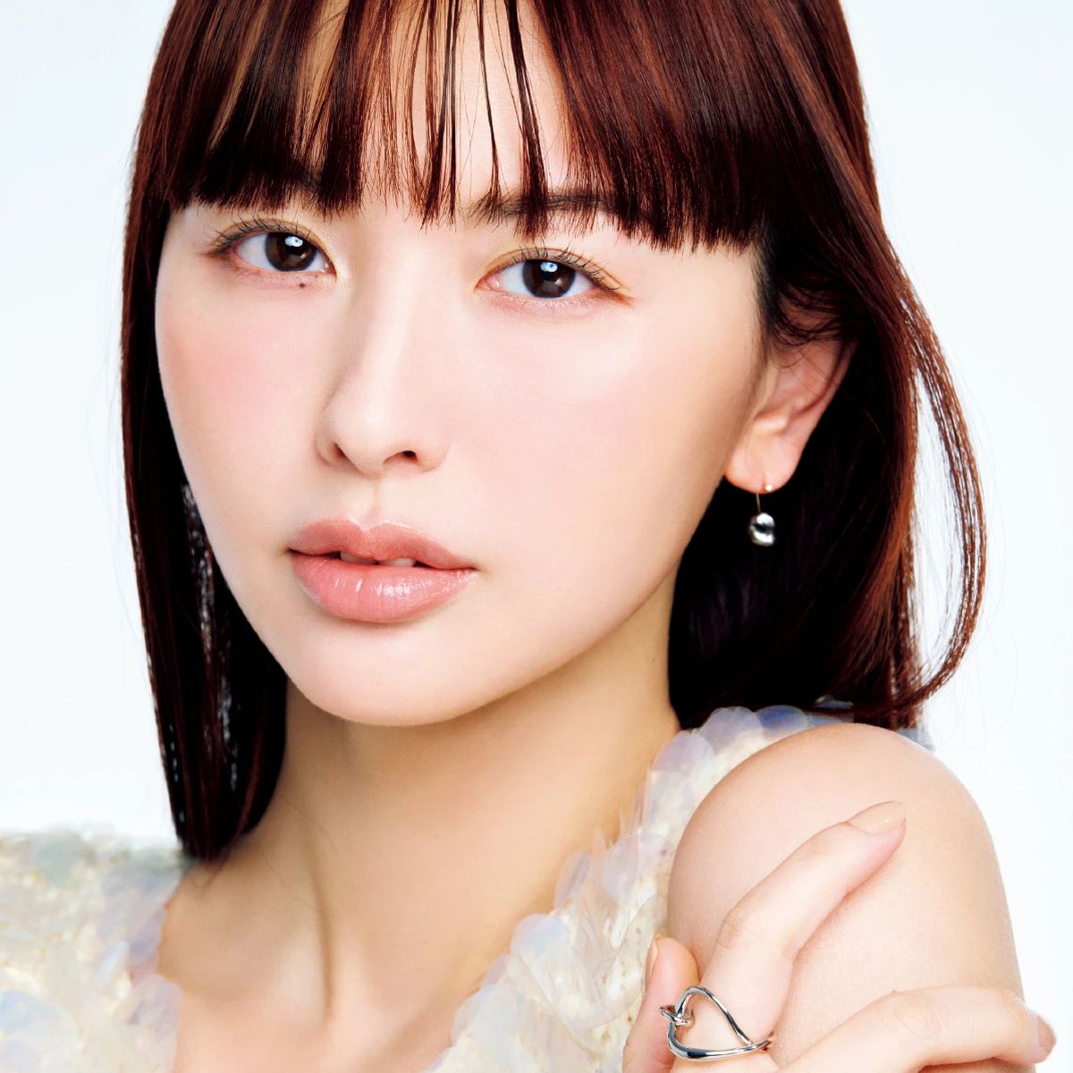 鈴木えみさんの愛用スキンケアを公開！ “羨望の美肌”を支える