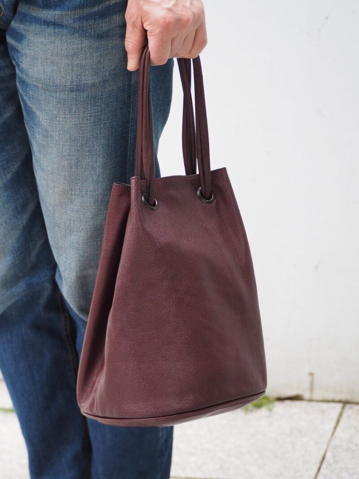 ボルドーのバッグ