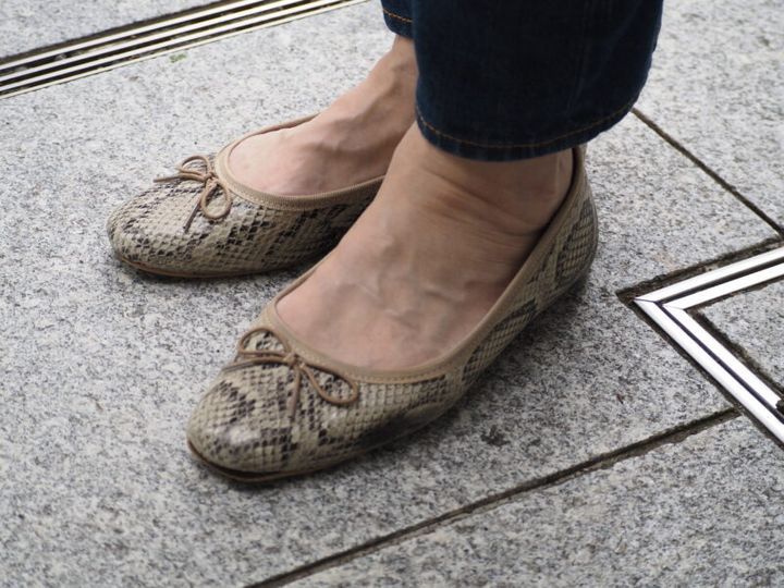 パイソン柄のフラットシューズ