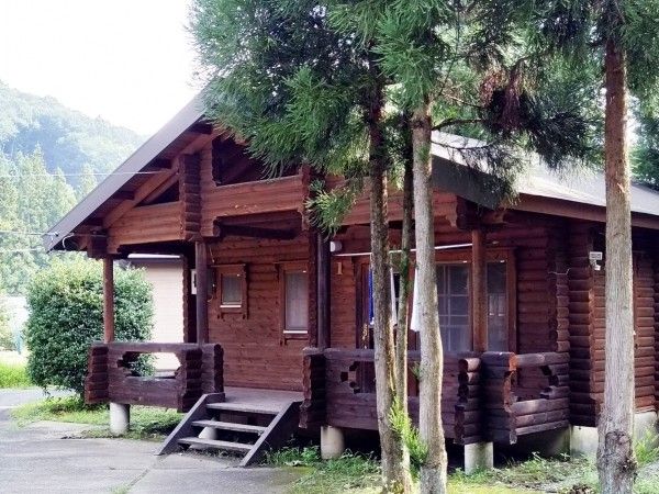 「ダイソーが天才アイテム出した」ソロキャンにも大活躍！ミニテーブルが優秀すぎる！