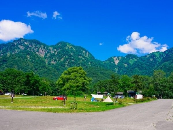 「ダイソーが天才アイテム出した」ソロキャンにも大活躍！ミニテーブルが優秀すぎる！