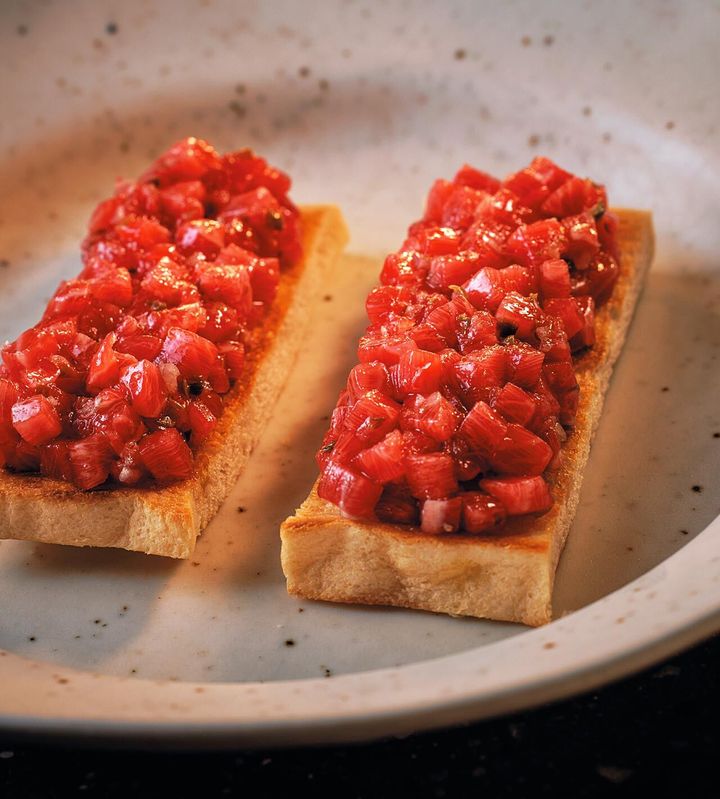 白金台『TACUBO 白金台』の「やま幸鮪のタルタルと薪焼きパンのブルスケッタ」