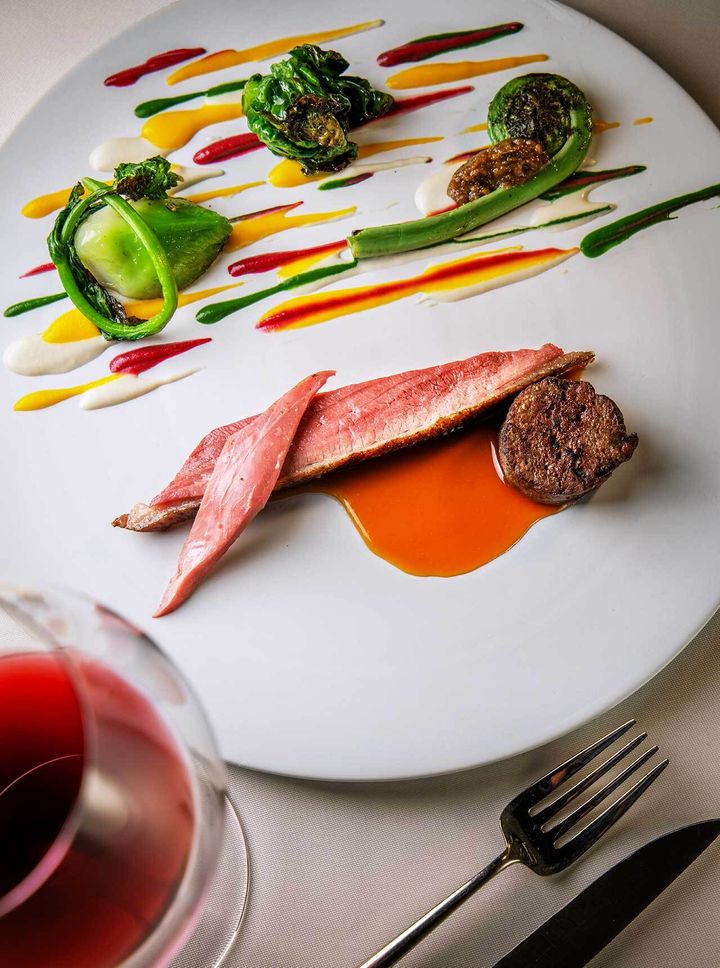 外苑前『JULIA』の鴨の胸とささみのグリルに腿と内臓のソーセージを合わせた一品