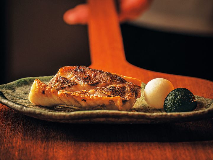 乃木坂『徒然』の「富山県魚津漁港直送の薄目張の炭火焼き」