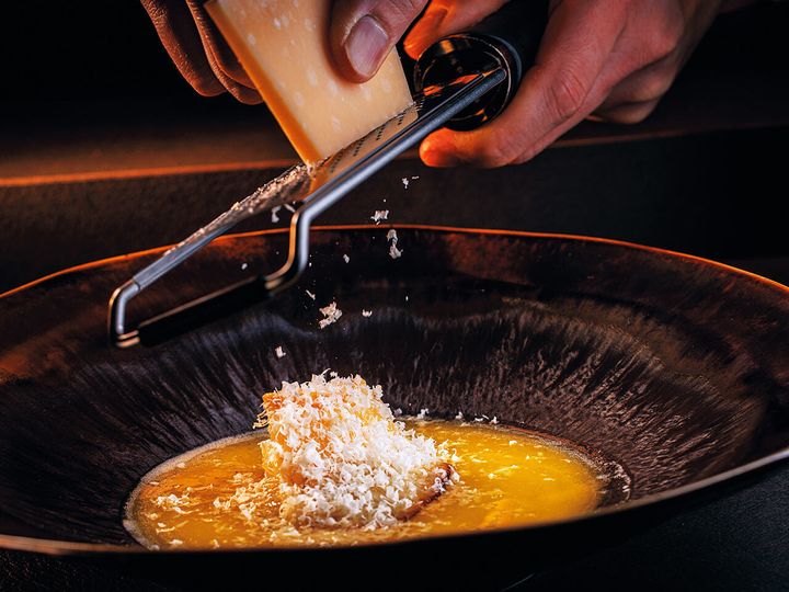 白金台『伊ざき』の「フカヒレのチーズ白湯」