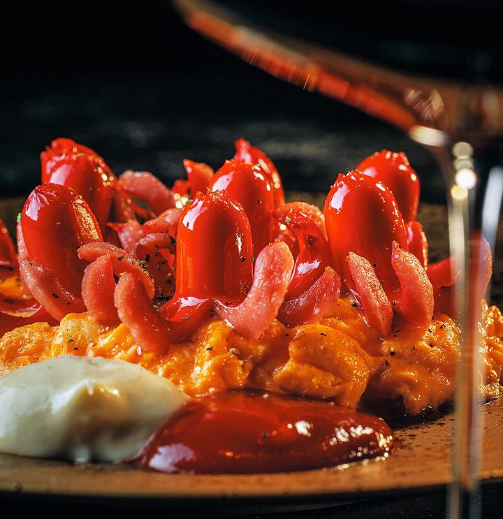 赤坂『赤坂 港かっぽれ』の「赤ウィンナー玉子とじ」