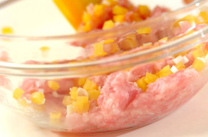 切って混ぜるだけ！トロたく丼の作り方1