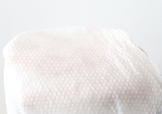 ダイソーの備蓄用圧縮バスタオルはエンボス加工で吸水性が高い