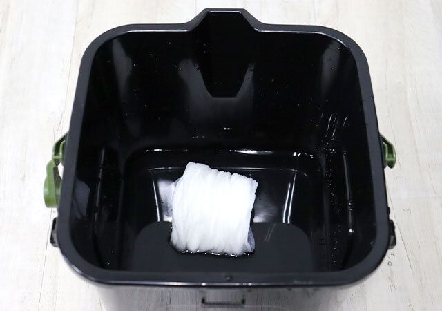 ダイソーの備蓄用圧縮バスタオルは水に浸すと戻る