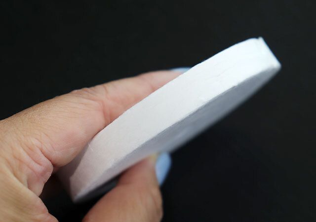 ダイソーの備蓄用圧縮バスタオルは薄型でコンパクト