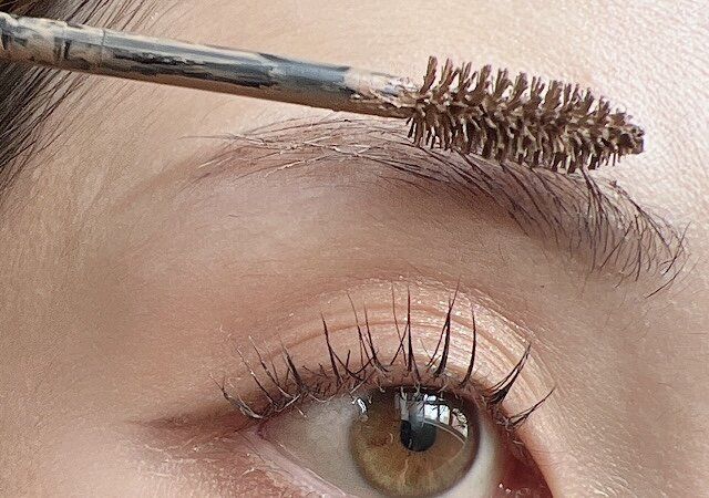 眉マスカラは、最初に塗るべし