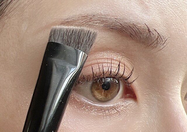 大きめの眉ブラシで即、淡ナチュ眉が完成！