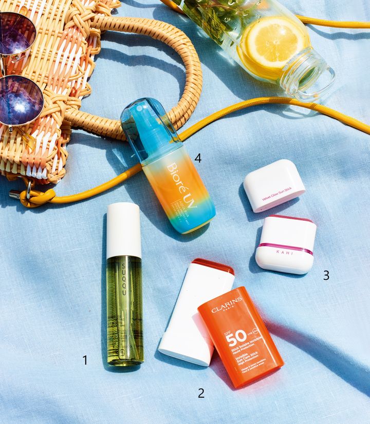 持ち運びに便利な、ミストやスティック形状のポータブルUVケアアイテムたち。