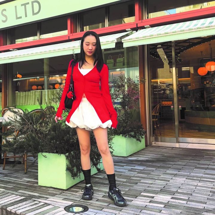 【SNAP】マイクロミニスカートに黒スニーカーですっきり見え！ 保永理沙さん