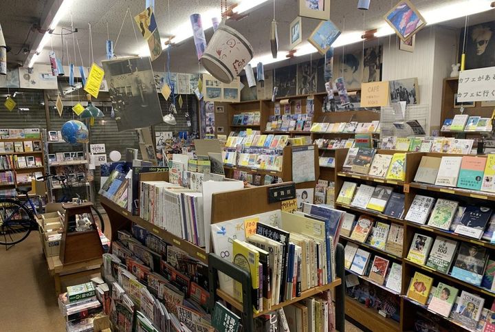 定有堂書店の棚