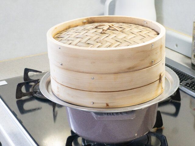 鍋にたっぷりのお湯を沸かし、蒸籠板をセットして③の蒸籠を乗せ、10〜12分蒸します。