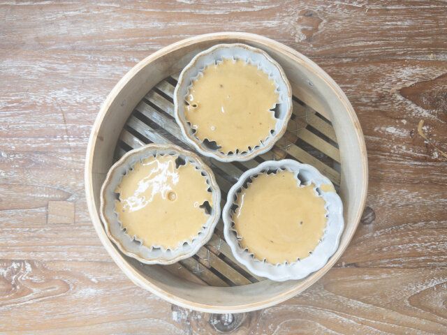 ココットにグラシン紙をセットして、②の生地を流し入れて蒸籠に入れ、蒸籠の蓋をします。