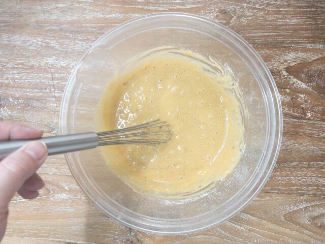 ホットケーキミックスを加えて、粉っぽさがなくなるまで混ぜ合わせます。