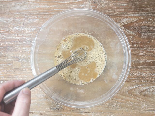 ボウルに卵を割り入れ、黒糖・太白ごま油・牛乳を入れて混ぜ合わせます。