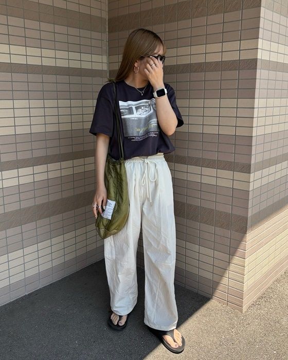 フォトプリントTシャツ×しまむらのホワイトの「ボリュームバレルレッグパンツ」