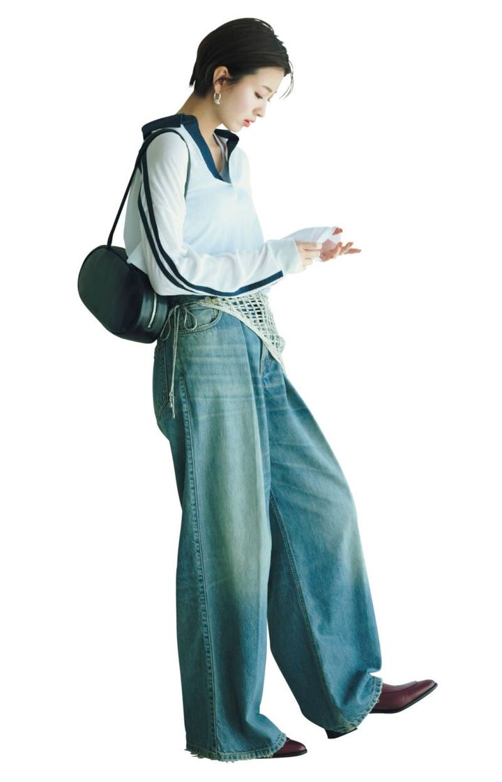 ［H16×W31×D8］ ¥35,200（ロー ソウル） ポロトップス¥19,800 （セント ジョンズ サード クラブ／アマン） 中に着たキャミソール￥16,500（ハクジ／ショールームリンクス） デニム¥52,800（ハイクル／ジャーナル スタンダード レサージュ 丸の内店） 腰に巻いたスカーフ¥25,300（フミエタナカ／ドール） ピアス￥53,900（コンプリーテッド ワークス／デ･プレ） ローファー￥60,500（カチム）