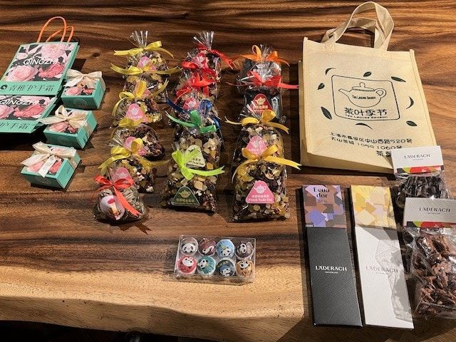 誕生日のハンドクリームやスイスのレダラッハのチョコなど、上海のお土産
