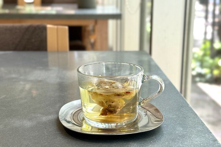 キャロットケーキが人気♪緑が揺れるガラス張りのカフェで癒されて。大崎「カフェ&ホール アワーズ」