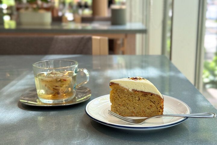 キャロットケーキが人気♪緑が揺れるガラス張りのカフェで癒されて。大崎「カフェ&ホール アワーズ」