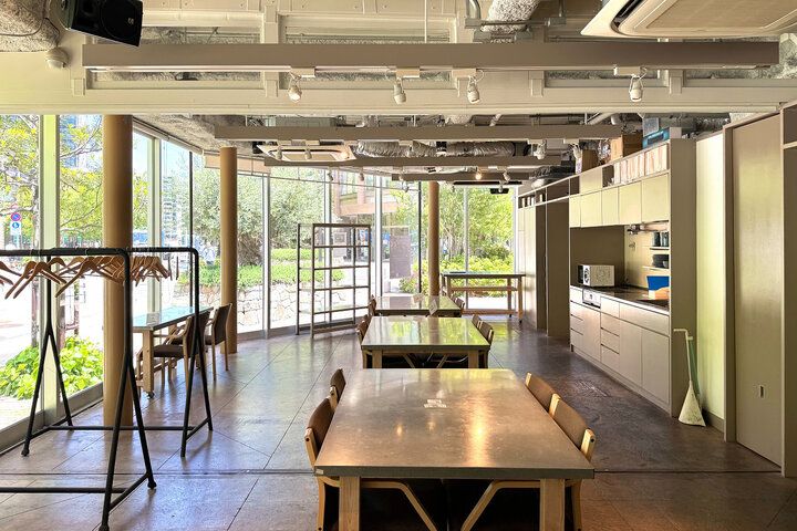 キャロットケーキが人気♪緑が揺れるガラス張りのカフェで癒されて。大崎「カフェ&ホール アワーズ」