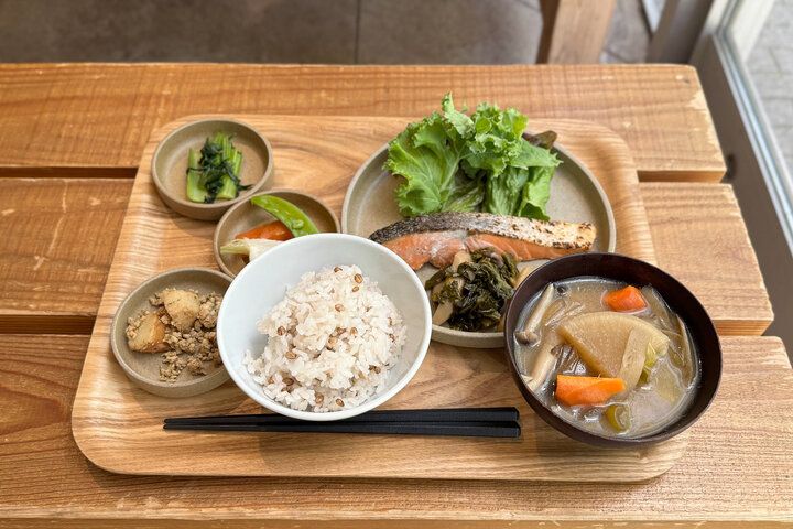 キャロットケーキが人気♪緑が揺れるガラス張りのカフェで癒されて。大崎「カフェ&ホール アワーズ」