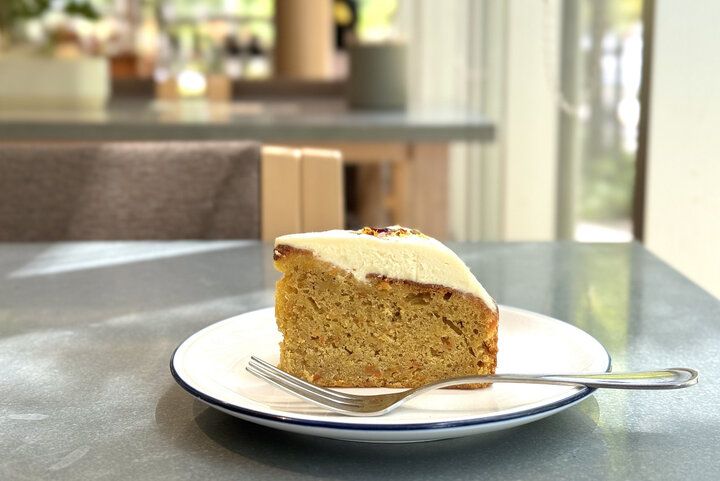 キャロットケーキが人気♪緑が揺れるガラス張りのカフェで癒されて。大崎「カフェ&ホール アワーズ」